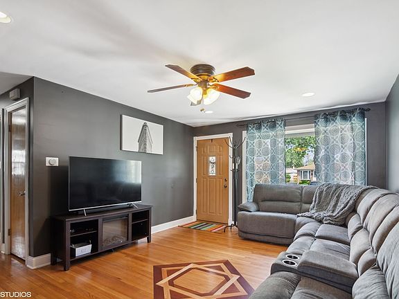 3rd image of 140 W 29th Pl