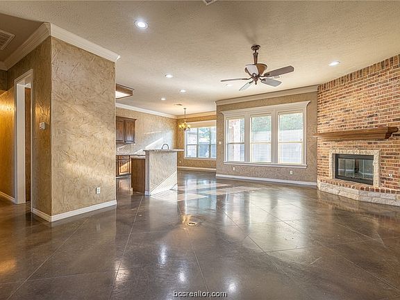 5th image of 3202 Woodcrest Dr