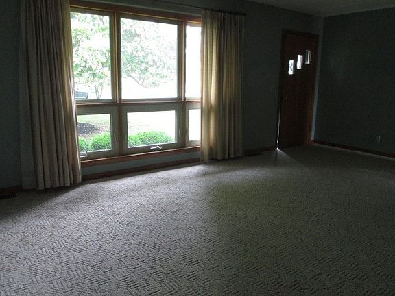 2nd image of 522 Holly Ln
