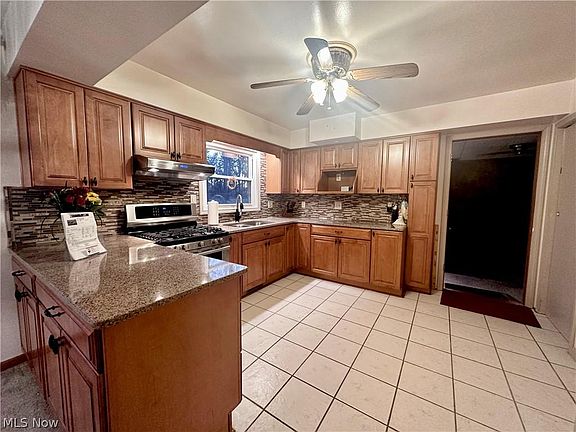 5th image of 102 Wolcott Dr