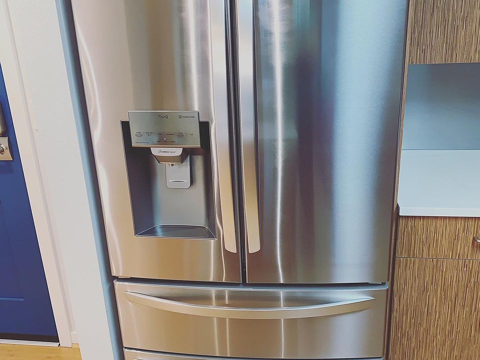 Brand New Refrigerator with filtered water & ice machine + double freezer drawers