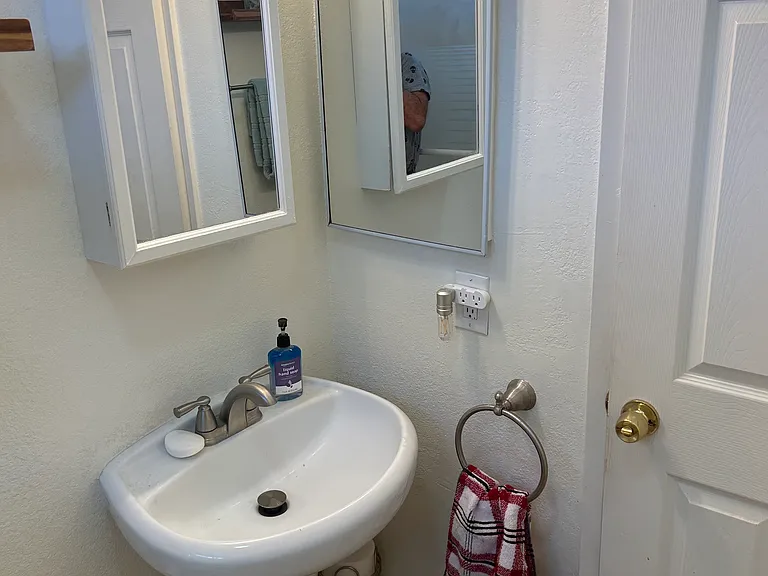 PEDESTAL SINK WITH 2 CABINETS. I TOTAL BATHROOM