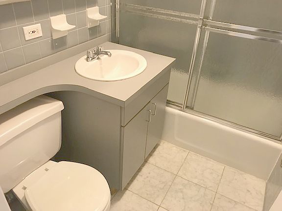 5th image of 27 E 63rd St APT 3B