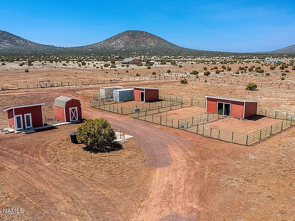 3rd image of 2318 E Hoctor Rd