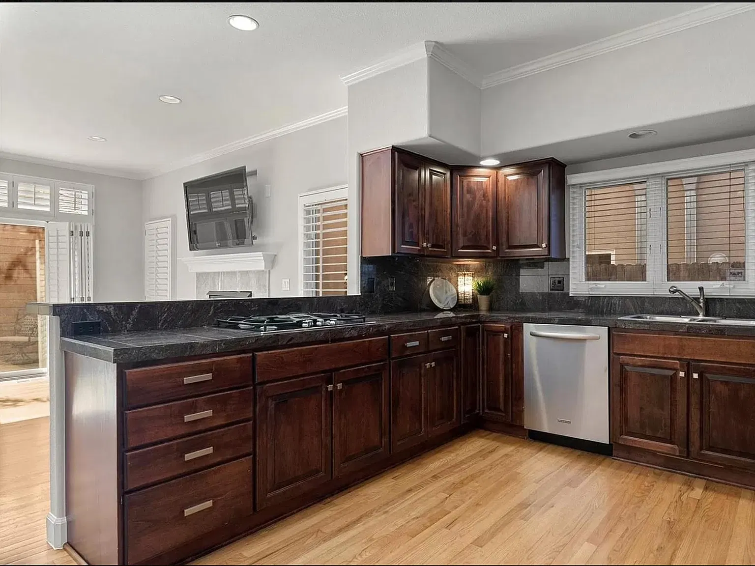 3 bed, 3291 sqft, $5,100 — Photo 3