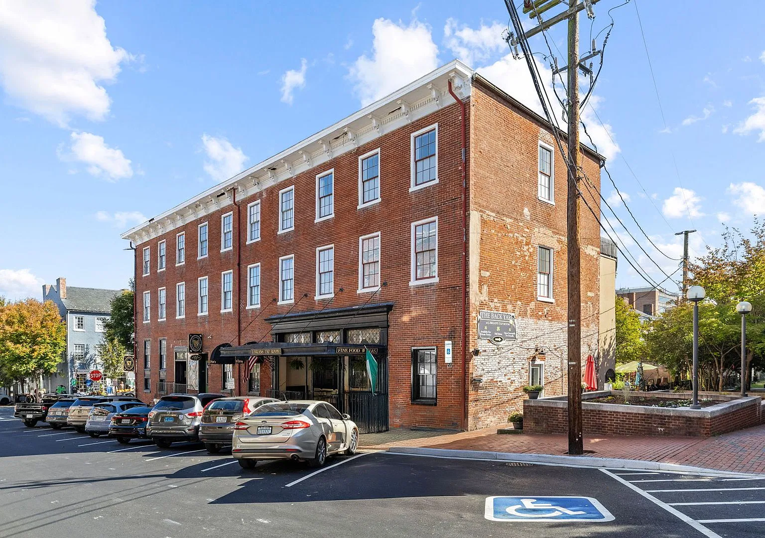 Charming 2 Bed 1 Bath Apartment in Downtown Fredericksburg — Photo 1