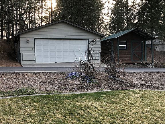 Detached Garage and Garden S