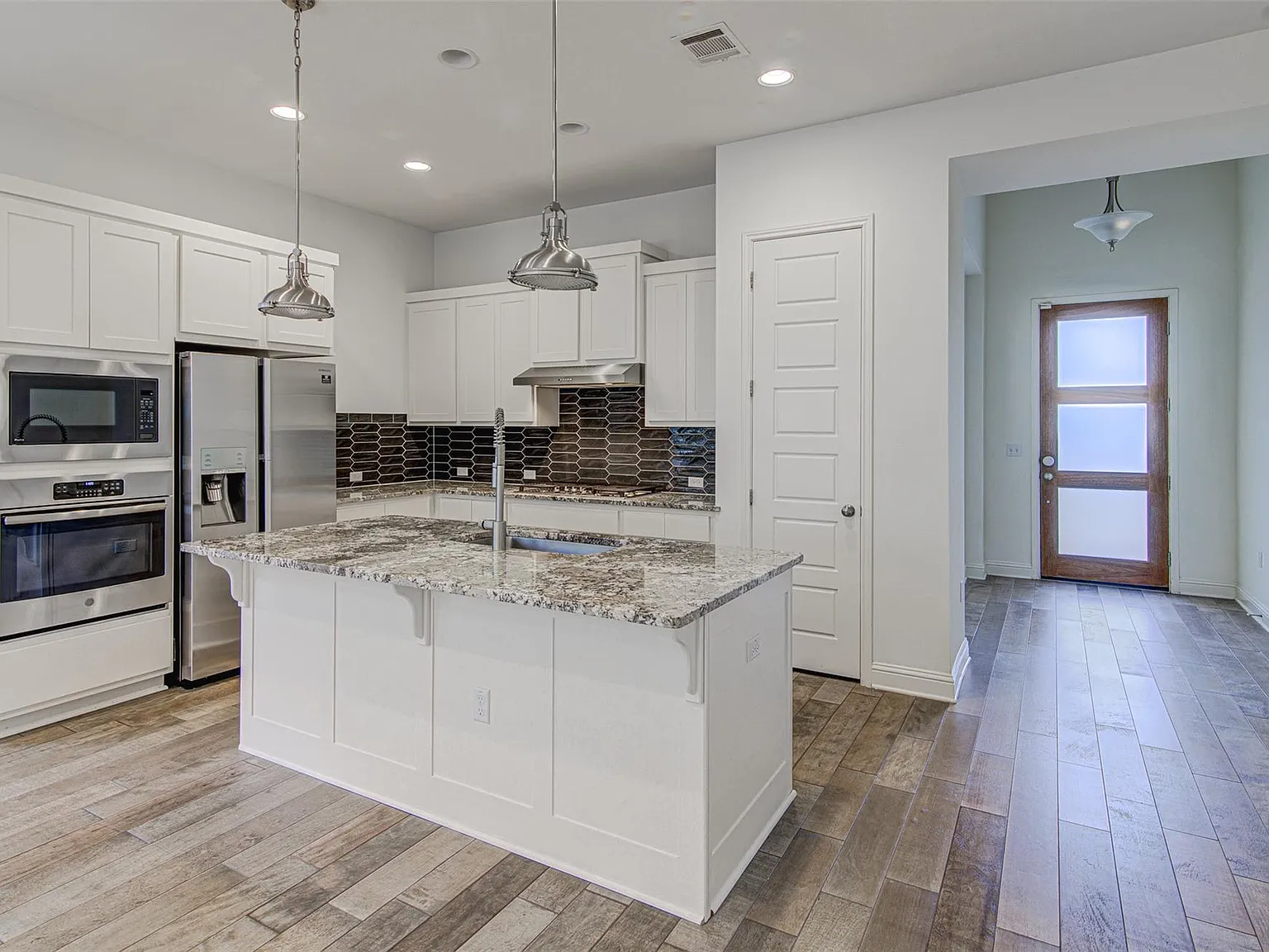 3 bed, 2.0 bath, 1958 sqft, $2,995 — Photo 4
