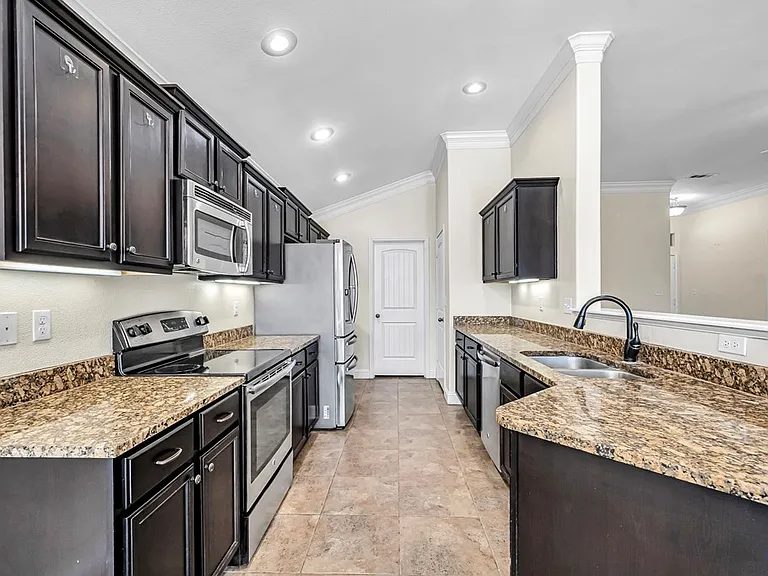 608 Memorial Ct — Photo 16