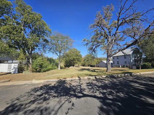 320 W Park St, Fredericksburg, TX 78624