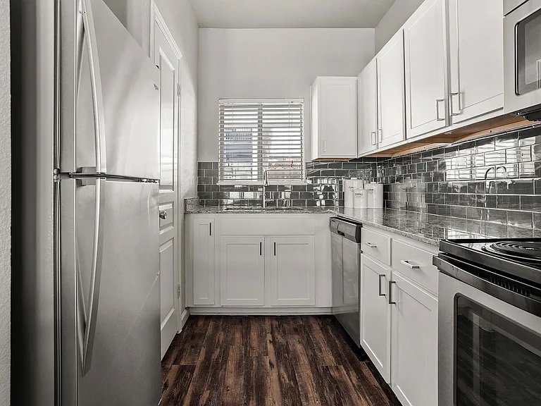 C230670_75West_Model2B2B_Kitchen_02