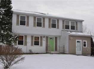 1603 Wheatstone Dr, Farmington, NY 14425