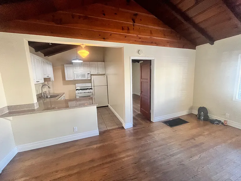 4042 La Crescenta Ave — Photo 6