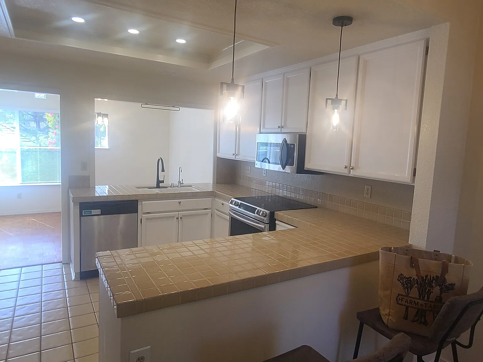 2 bed, 2.5 bath, 1793 sqft, $3,950 — Photo 2