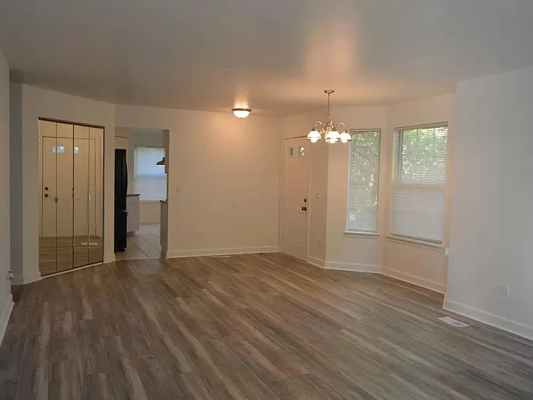 2213 Camden Ln — Photo 3
