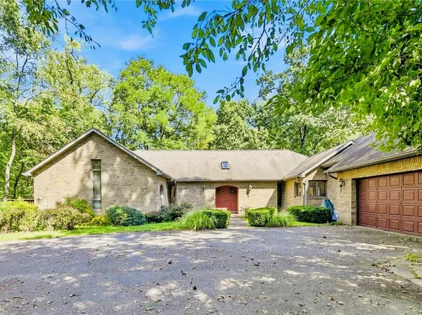 10040 Firethorn Dr, North Huntingdon, PA 15642