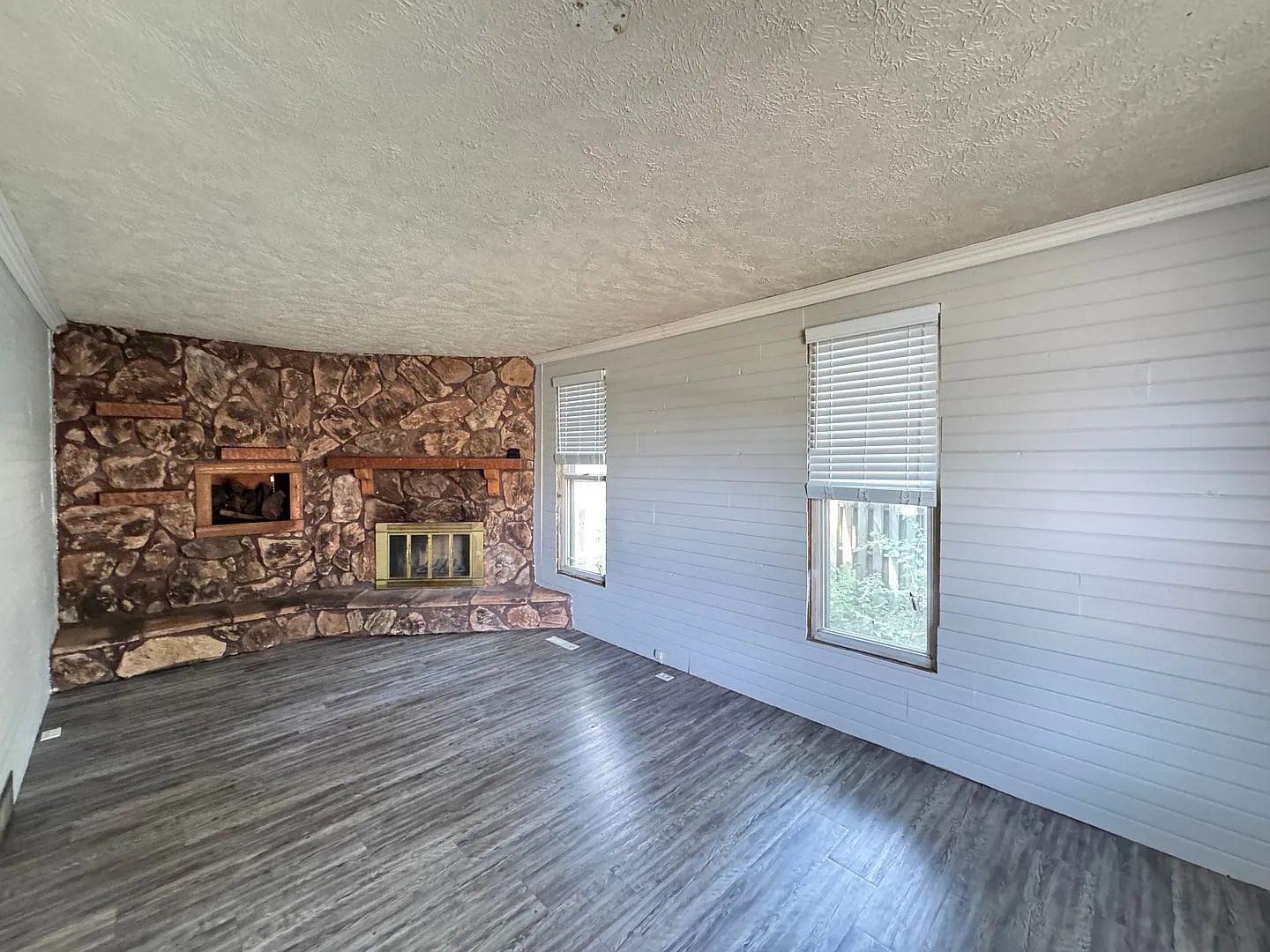 Spacious 3 Bedroom Home with Front Porch, Fireplace, and Large Backyard! — Photo 2