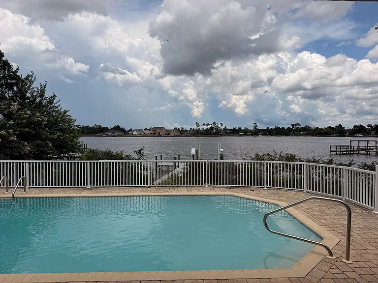 2516 Country Club Dr — Photo 2