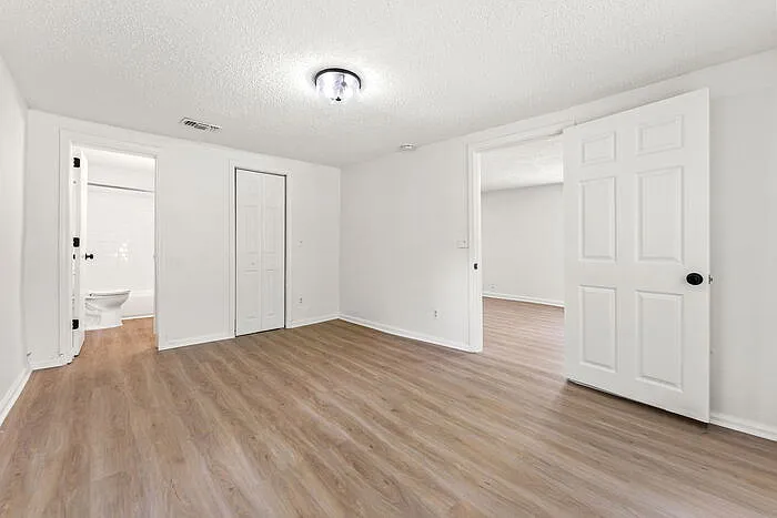 1021 Woodstock Ave — Photo 12