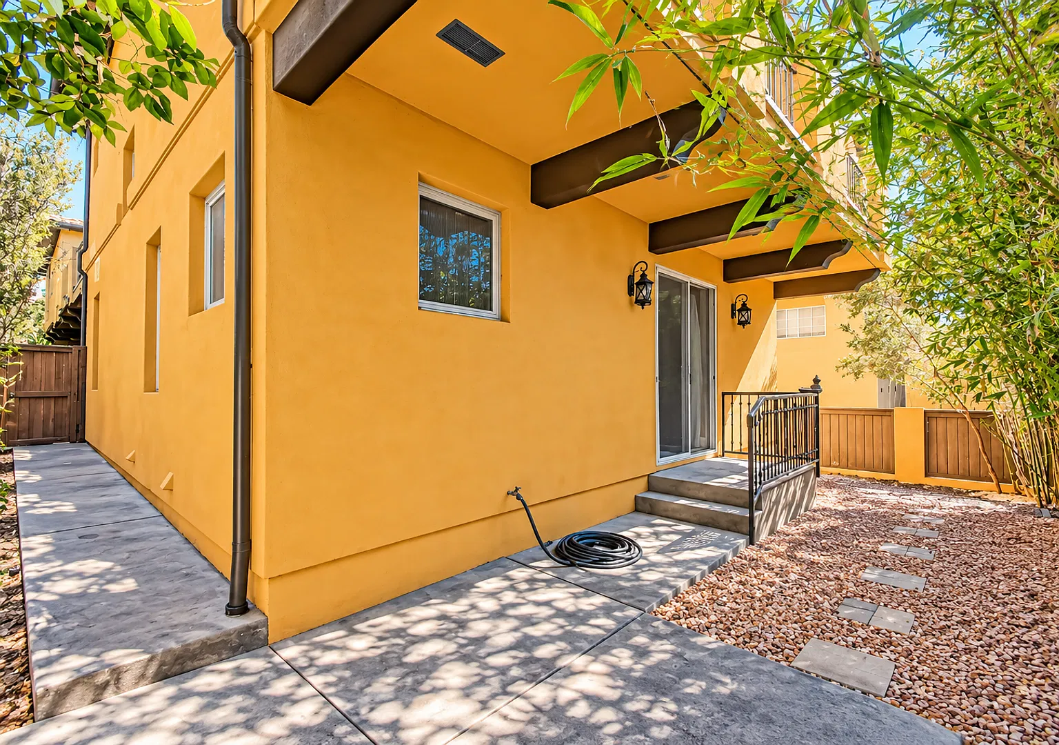 Spacious & Secluded, Spanish Mediterranean Rear Unit Townhouse W/ Large Rooftop Deck W/ Ocean/Pv ... — Photo 4