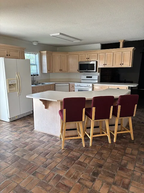 3 bed, $1,950 — Photo 2