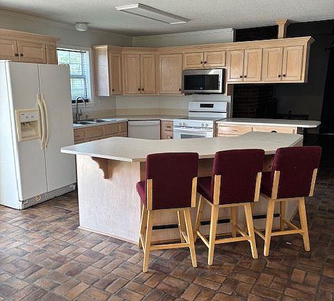 2nd image of 1051 Jeanne St