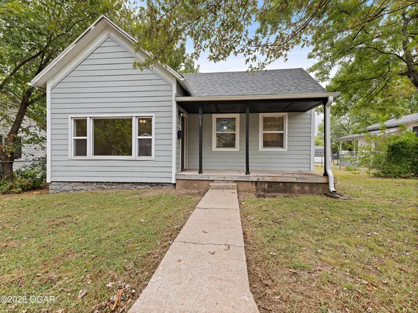 217 S Hall St, Webb City, MO 64870