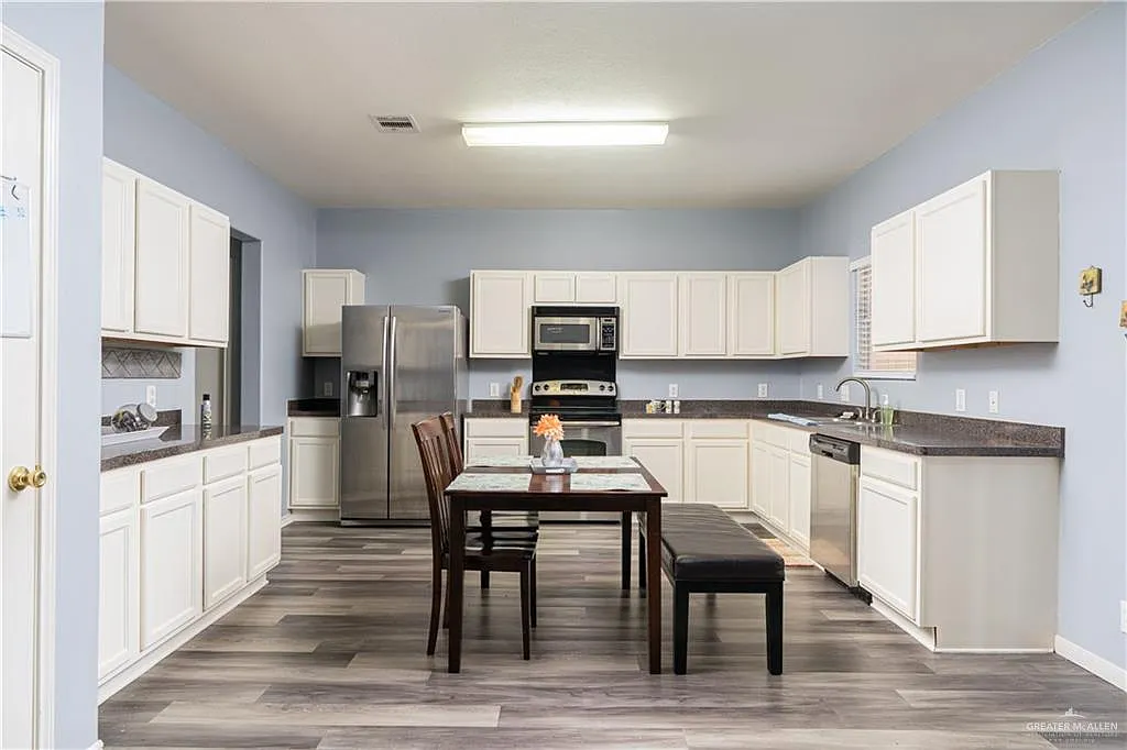 3 bed, 2.5 bath, 2182 sqft, $2,250 — Photo 3