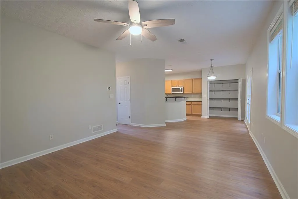 3 bed, 2.5 bath, 1846 sqft, $2,550 — Photo 4