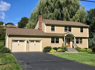 1150 S Pine Creek Rd, Fairfield, CT 06824