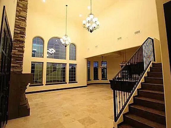 5th image of 5025 Jardines Pl