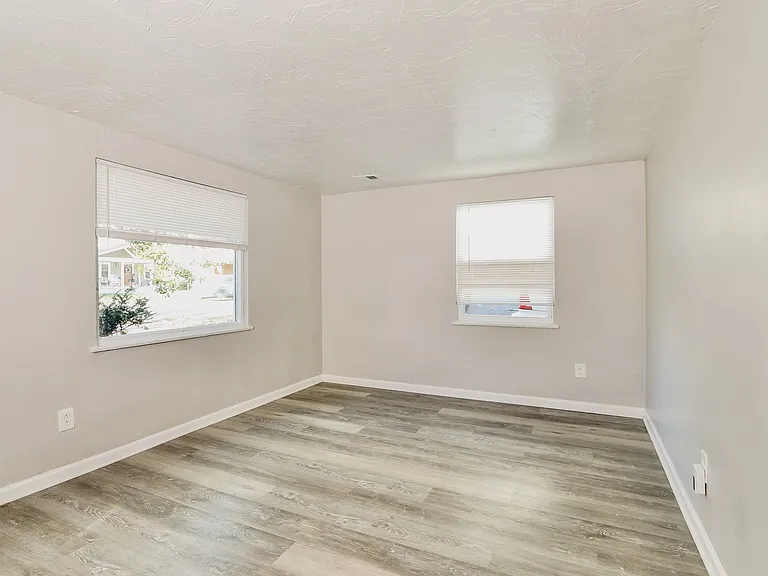 1493149_019_living_room_13427616.jpg