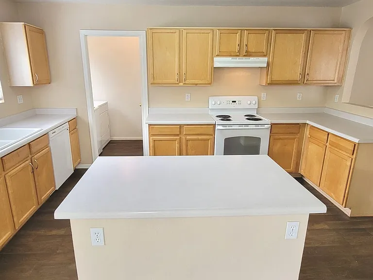 435 W Fabens Ln — Photo 2