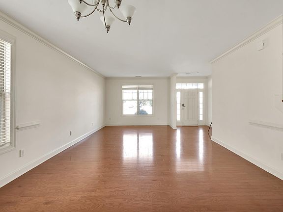 3rd image of 807 Hesler Ct
