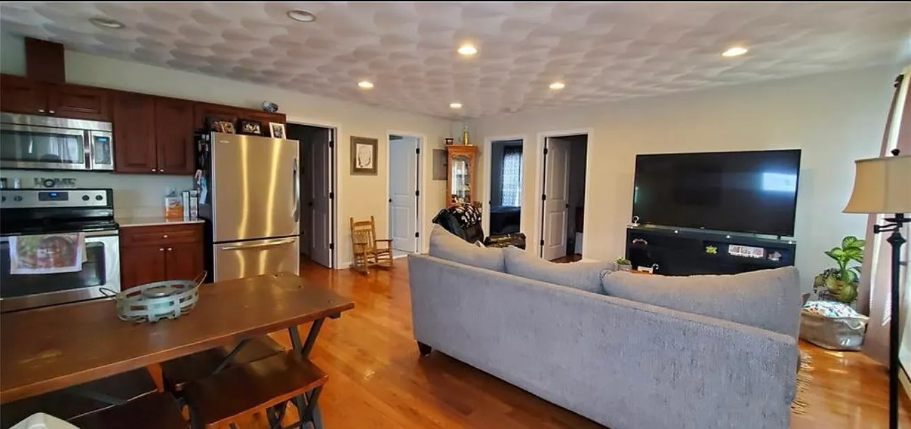 3 bed, 950 sqft, $2,700 — Photo 3