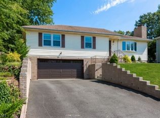 1 Longfellow Ln, Clark, NJ 07066
