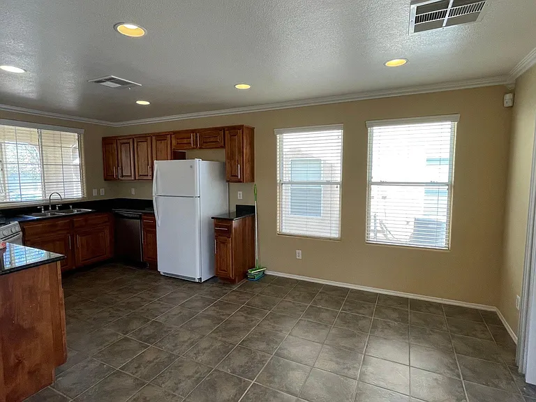 4725 Portola Vista Ave — Photo 6