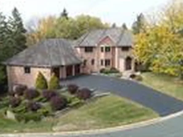 6981 Kenmare Dr, Bloomington, MN 55438