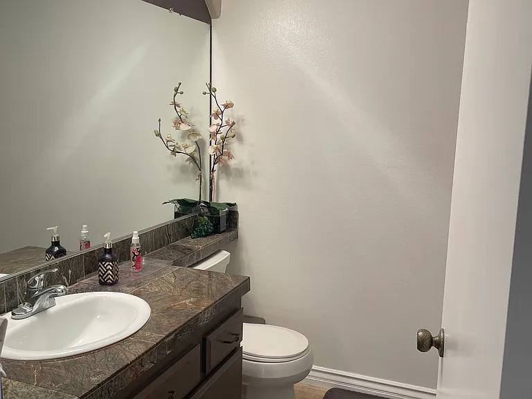 1444 Thornhill Ave — Photo 5