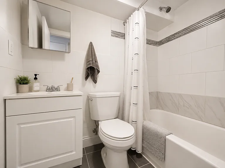 864 Hart St #1R — Photo 7