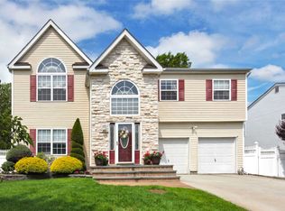 12 Trail Blazer Ct, Holbrook, NY