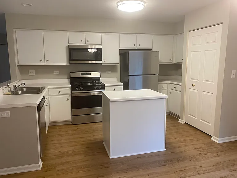 251 Old Oak Ct W — Photo 4