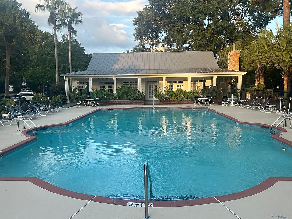 Swimming pool perfect for reading, relaxing and escaping the grind.