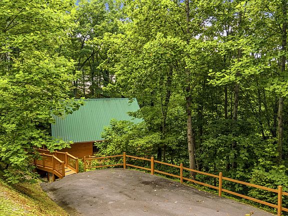 2nd image of 820 Pinnacle Vista Rd