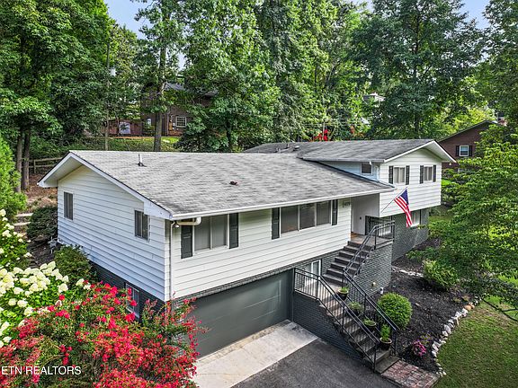 2nd image of 4029 Hiawatha Dr