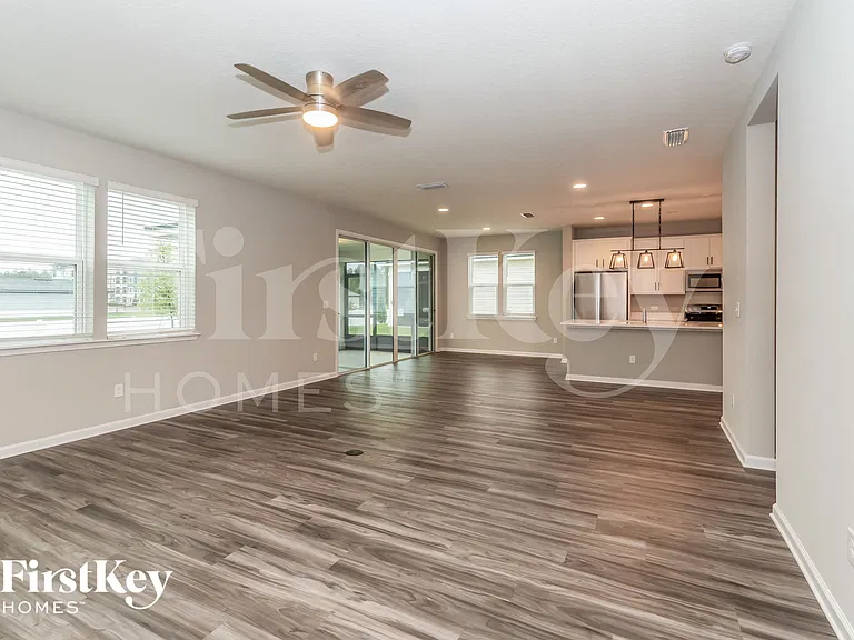 2081 Amberly Dr — Photo 3