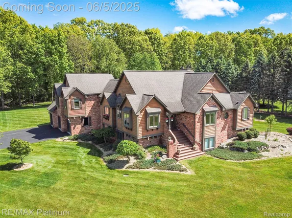 10519 La Salle Pl, Brighton, MI 48114