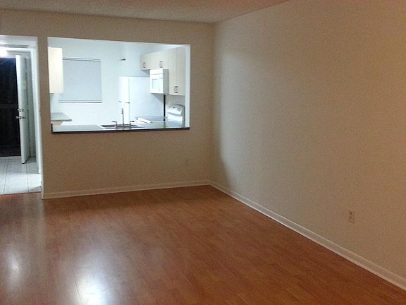 4th image of 821 NE 207th Ln