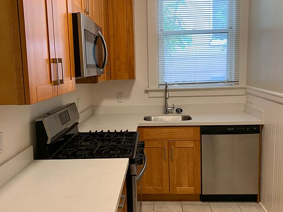 2nd image of 1385 Sacramento St APT 1