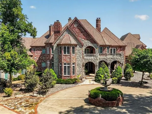 14707 Mission Rd, Leawood, KS 66224